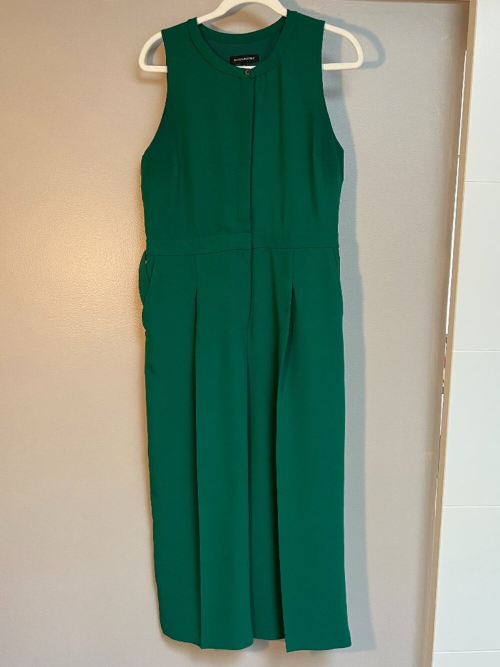 Gorgeous Green Jumpsuit from Banana Republic, Great for work, weddings. Size 8